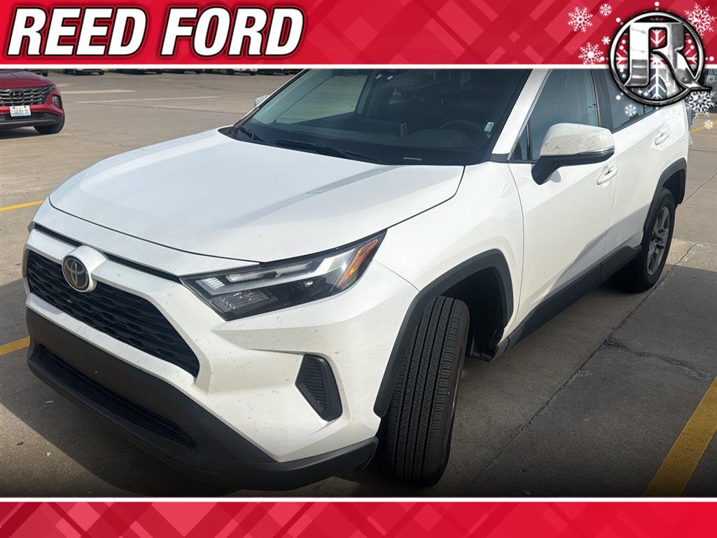 2024 Toyota RAV4 XLE's photo