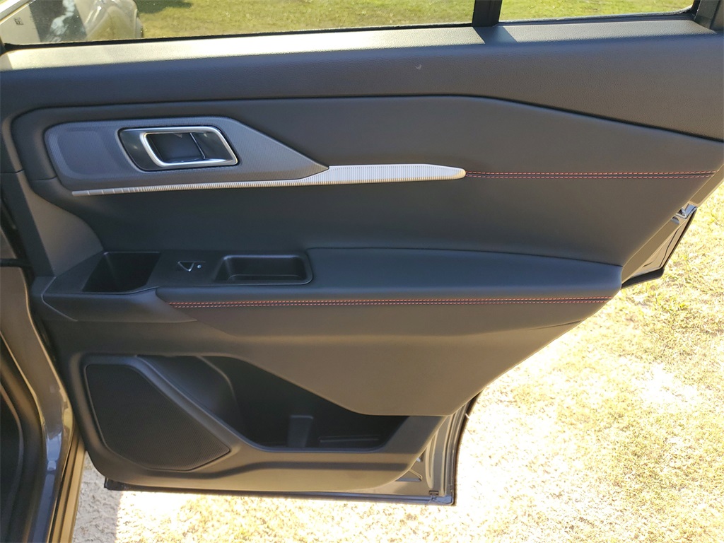 2025 Ford Explorer ST-Line photo 28