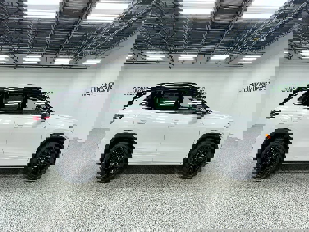 2025 Volkswagen Tiguan SE R-Line Black photo 2