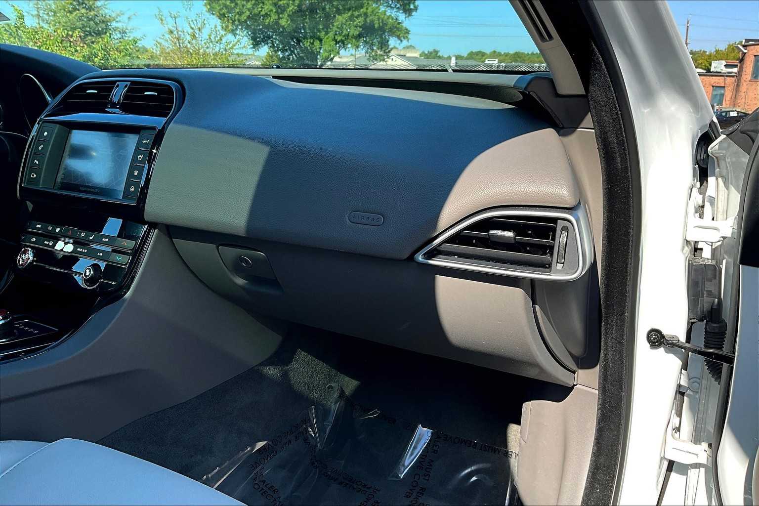 2017 Jaguar XE Premium photo 17