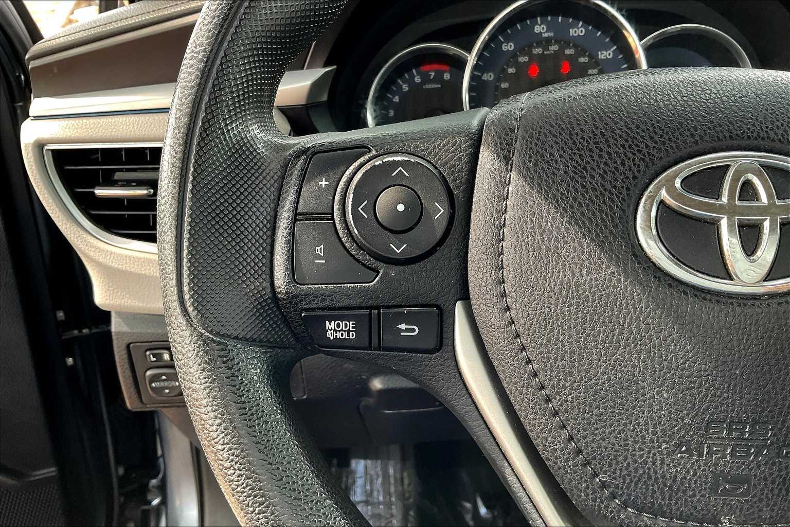 2016 Toyota Corolla LE photo 19