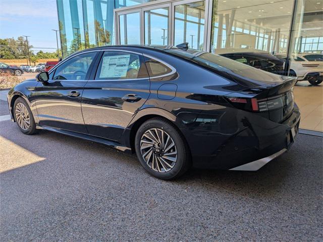 2025 Hyundai Sonata Hybrid Limited photo 2