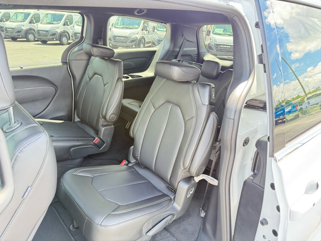 2026 Chrysler Voyager LX photo 5