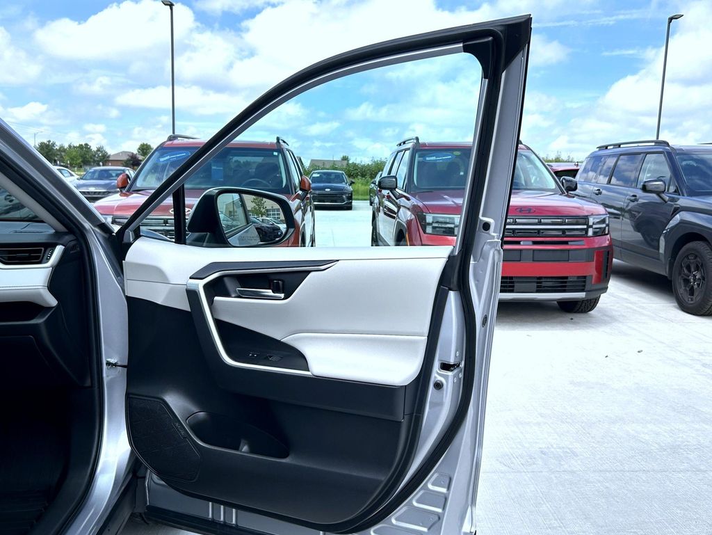 2023 Toyota RAV4 XLE photo 15
