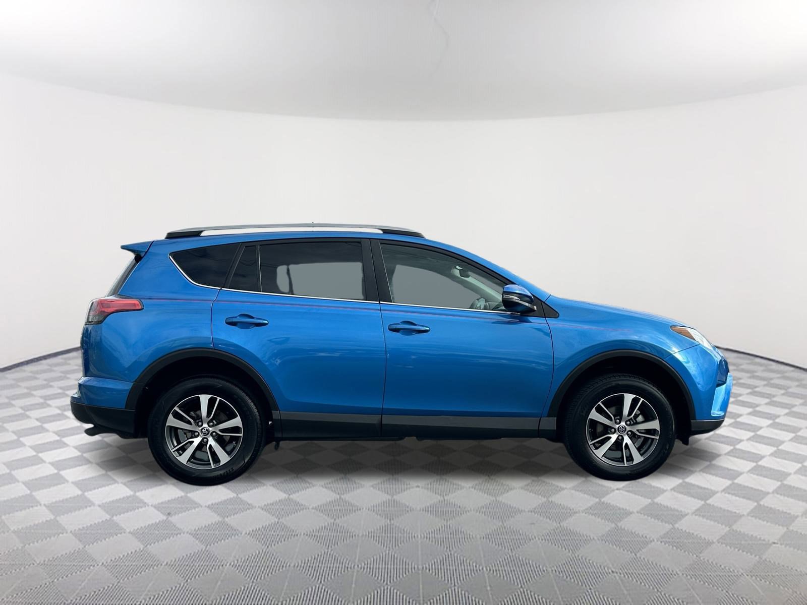 2017 Toyota RAV4 XLE photo 4