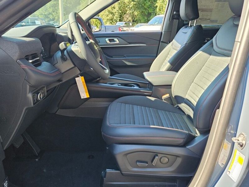 2025 Ford Explorer ST-Line photo 4