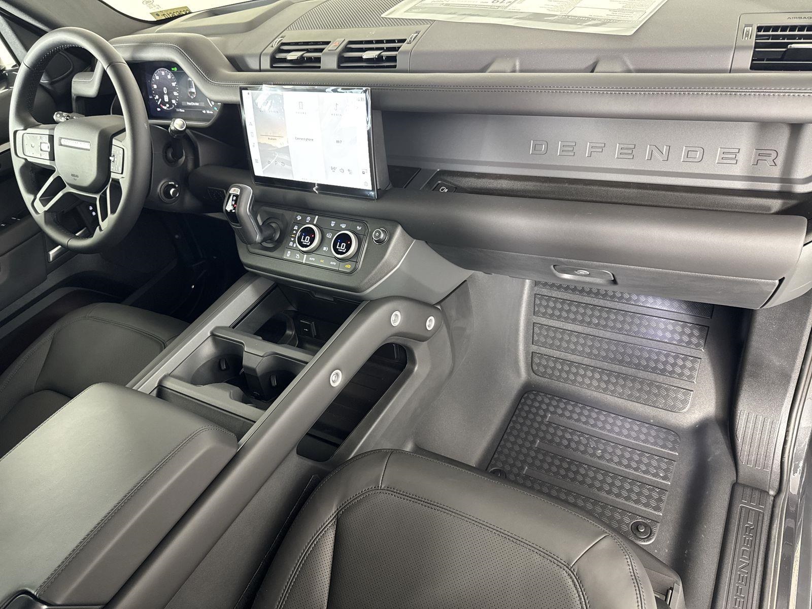 2025 Land Rover Defender 130 X-Dynamic SE photo 31