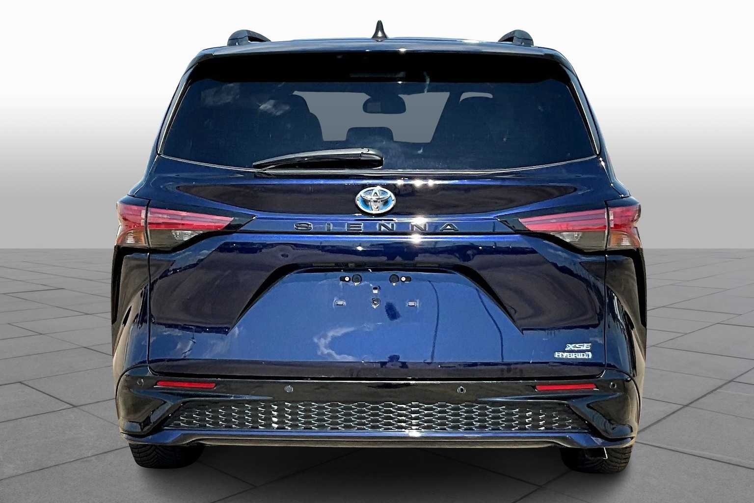 2021 Toyota Sienna XSE photo 2