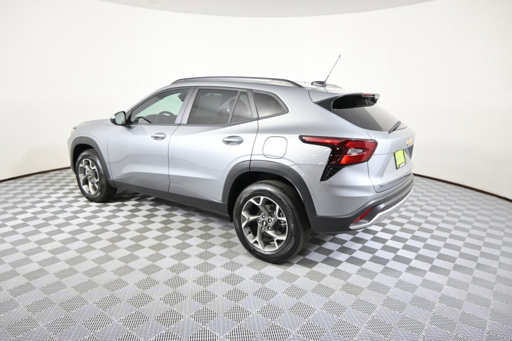 2025 Chevrolet Trax LT photo 4