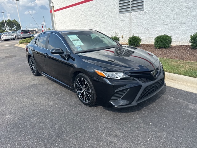 2020 Toyota Camry SE photo 2