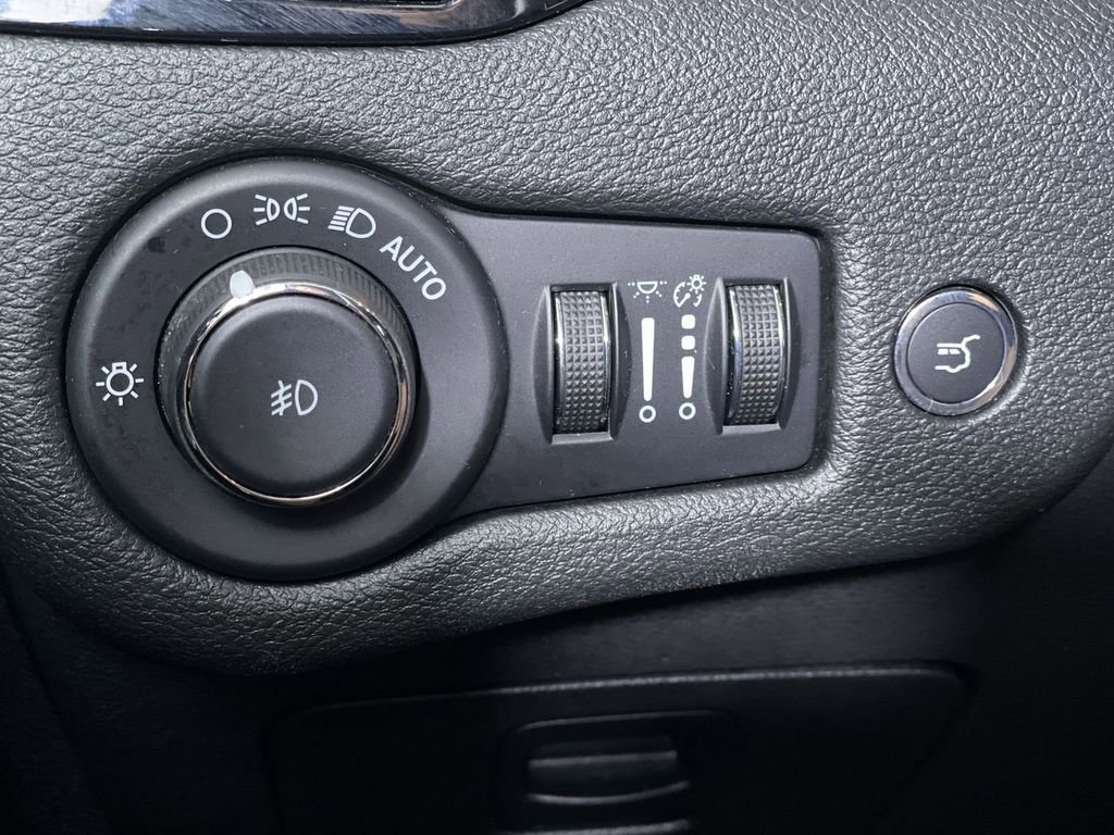 2023 Jeep Cherokee Altitude Lux photo 17