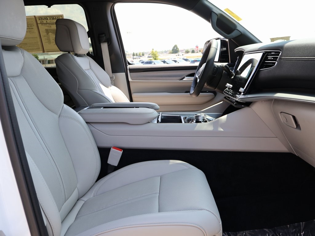 2025 Jeep Wagoneer L Series III photo 9