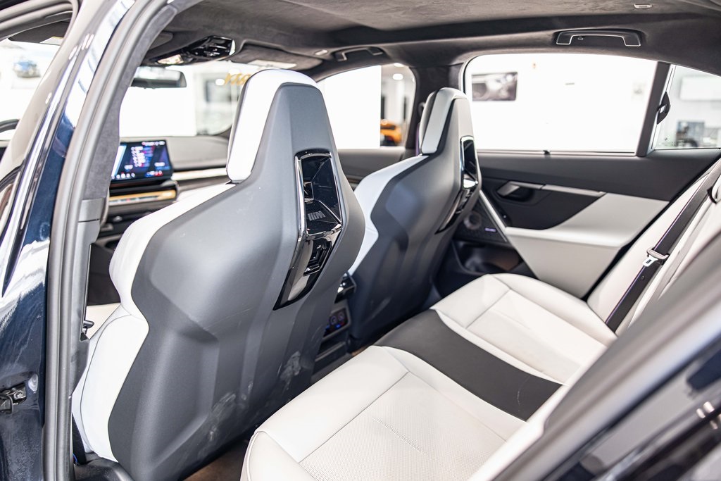 2025 BMW M5 - Image 32