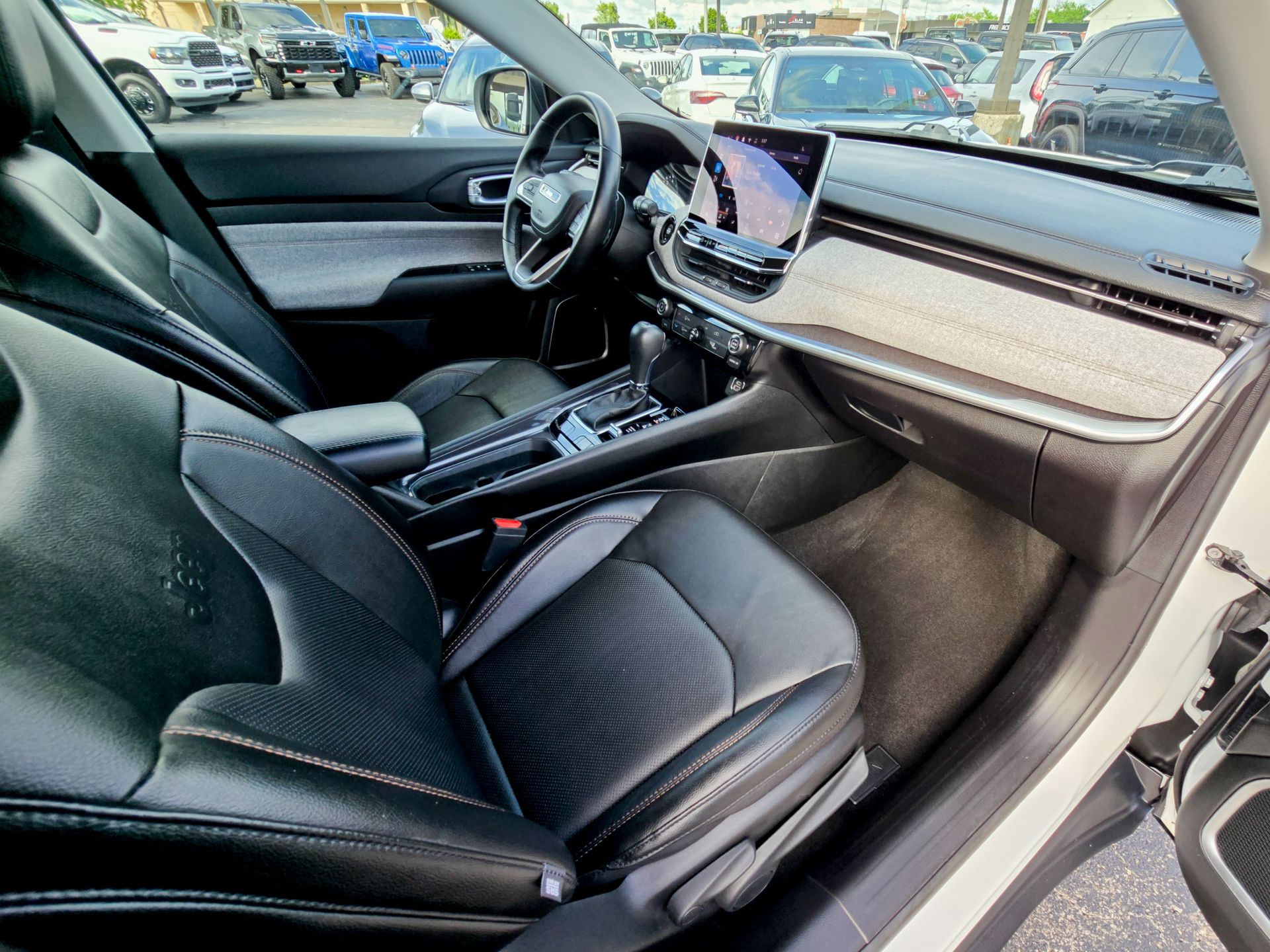 2022 Jeep Compass Latitude Lux photo 14