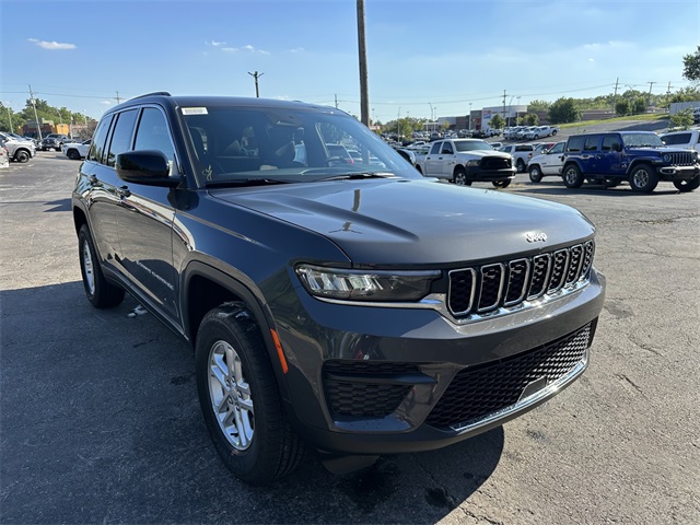 2025 Jeep Grand Cherokee Laredo photo 4