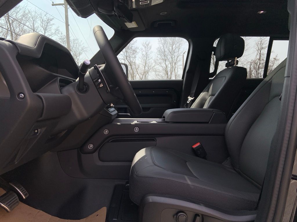 2025 Land Rover Defender 110 V8 photo 10