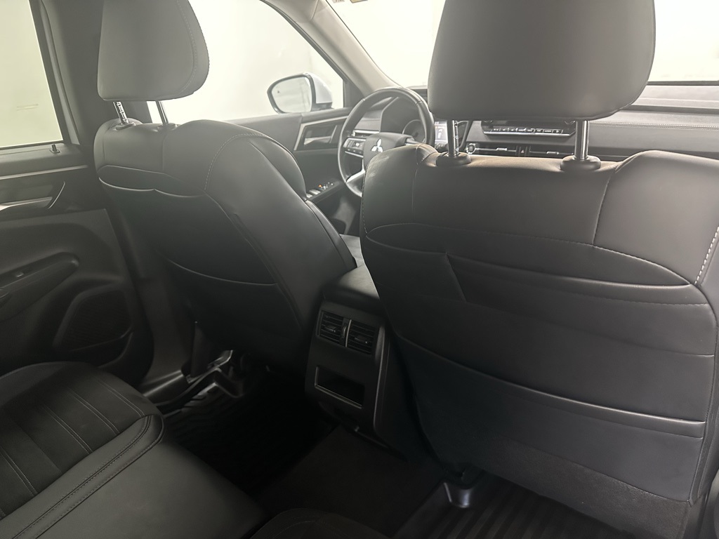 2024 Mitsubishi Outlander SE photo 16