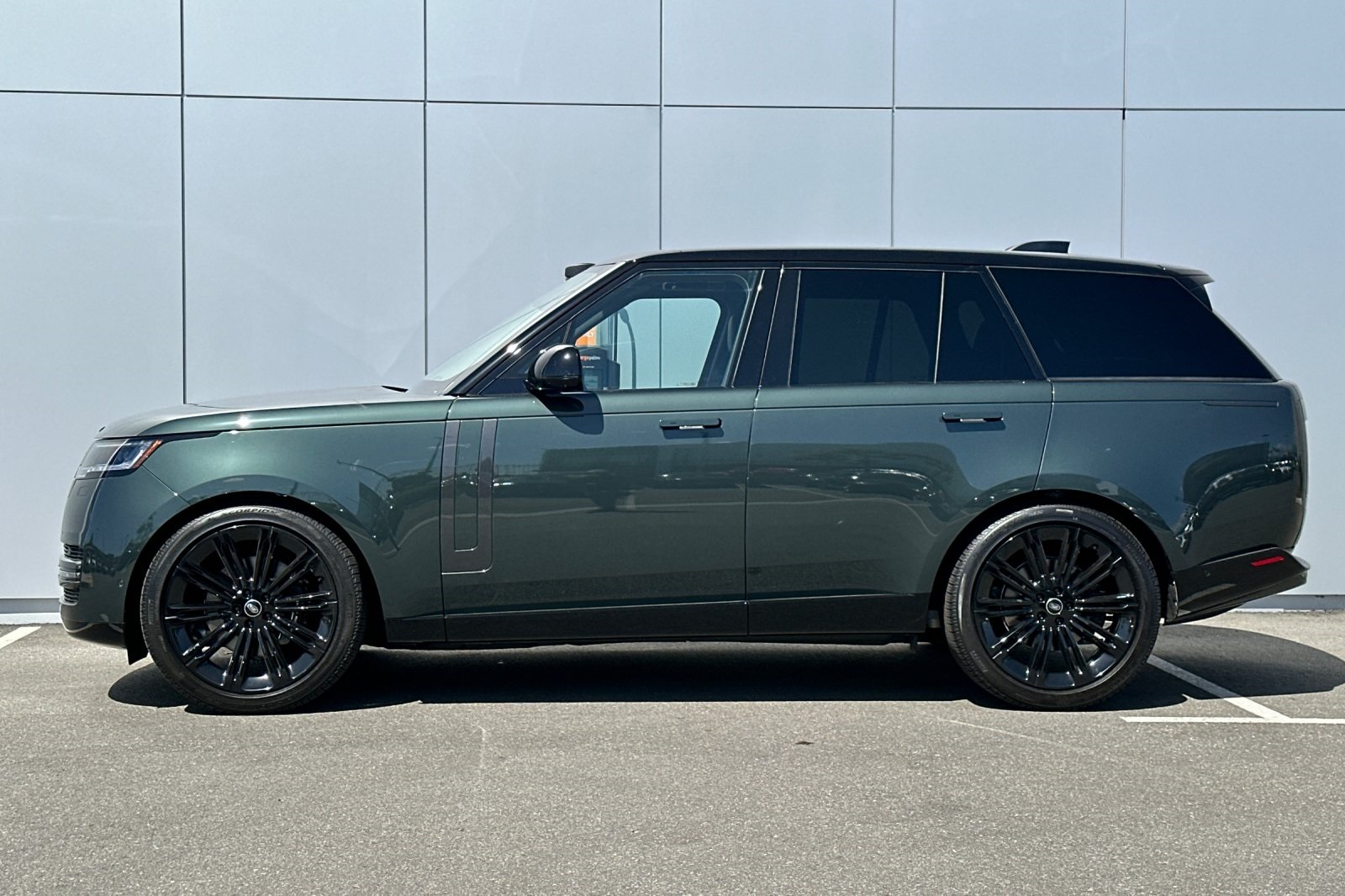 2025 Land Rover Range Rover SE photo 2