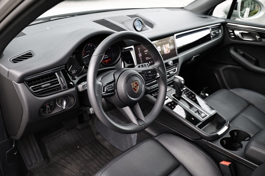 2025 Porsche Macan T photo 4