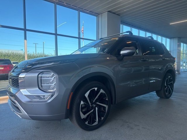 2022 Mitsubishi Outlander SEL photo 2