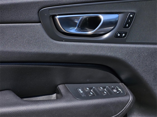 2022 Volvo XC60 B5 Momentum photo 20