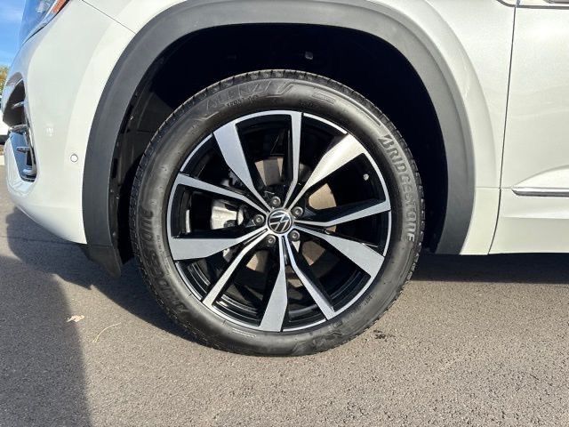 2025 Volkswagen Atlas Cross Sport SEL Premium R-Line photo 2