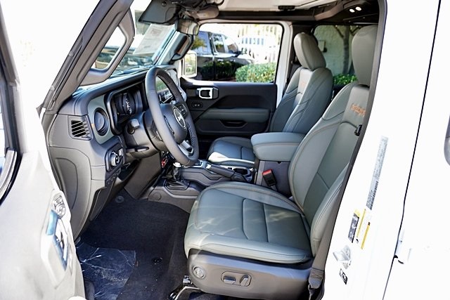 New 2025 Bright White Clear-Coat Exterior Paint Jeep Mojave image 20