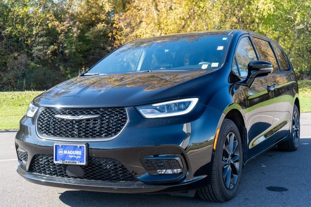 2024 Chrysler Pacifica Hybrid photo 2