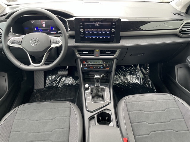 2025 Volkswagen Taos SE photo 2