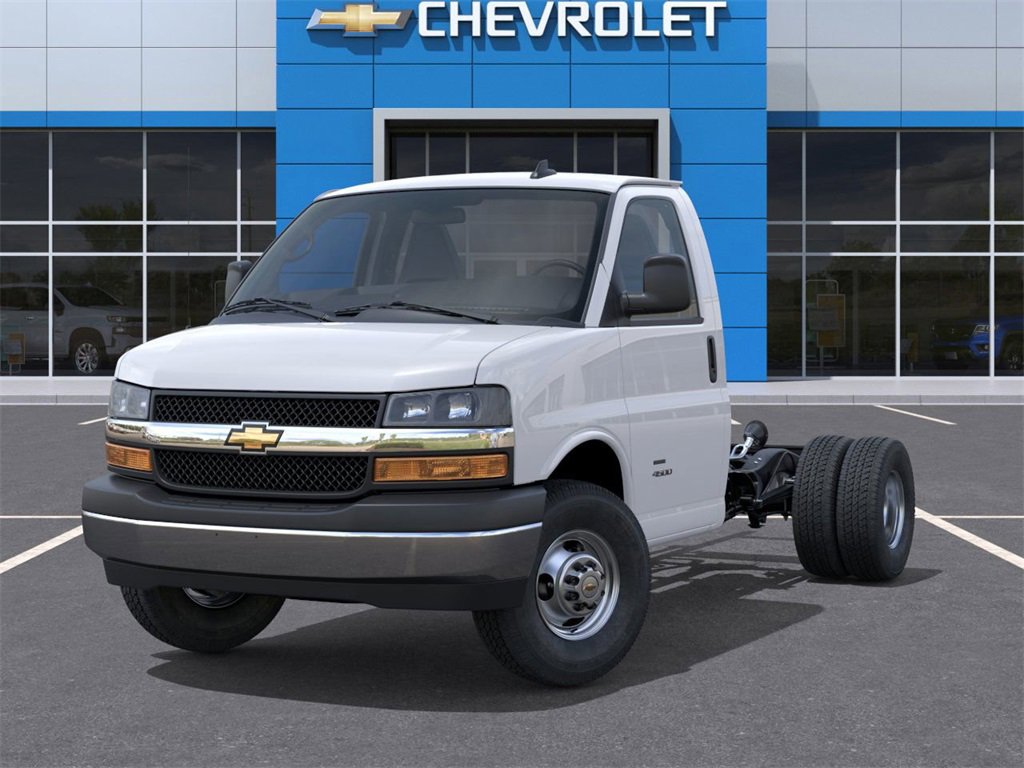 2025 Chevrolet Express Cutaway 3500 photo 2