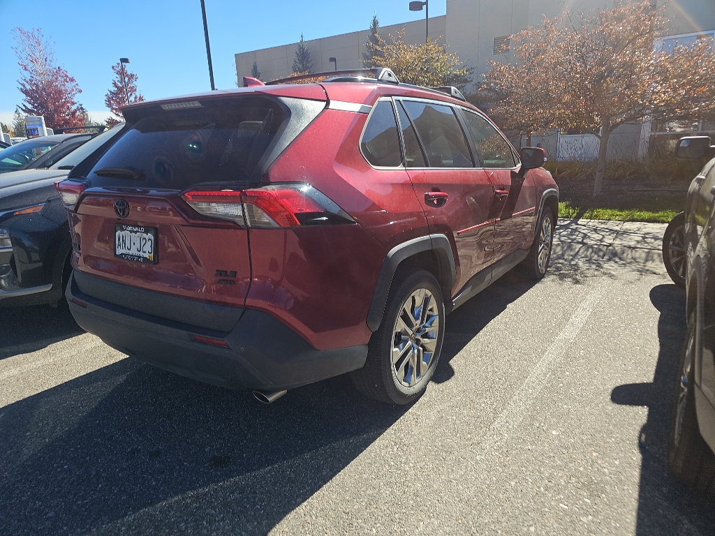2021 Toyota RAV4 XLE Premium photo 3