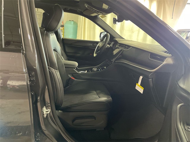 2025 Jeep Grand Cherokee Laredo Altitude photo 23