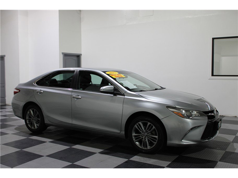 2017 Toyota Camry SE's photo