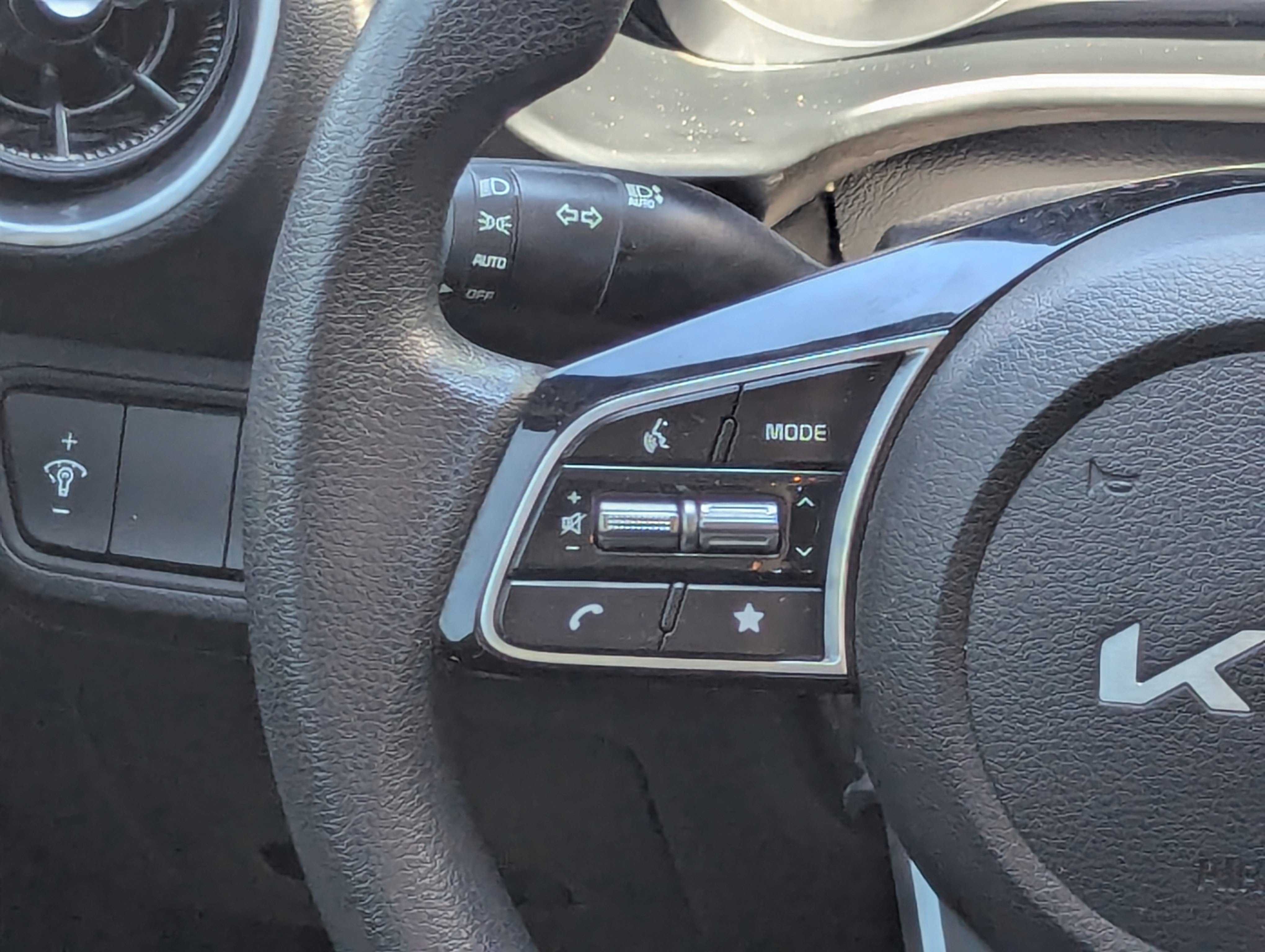 2023 Kia Forte LXS photo 2
