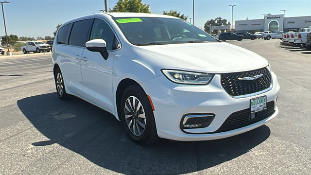 2023 Chrysler Pacifica Hybrid Touring L's photo