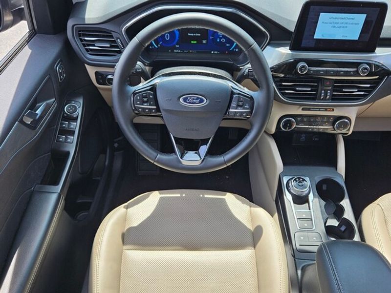 2022 Ford Escape Titanium Hybrid photo 7