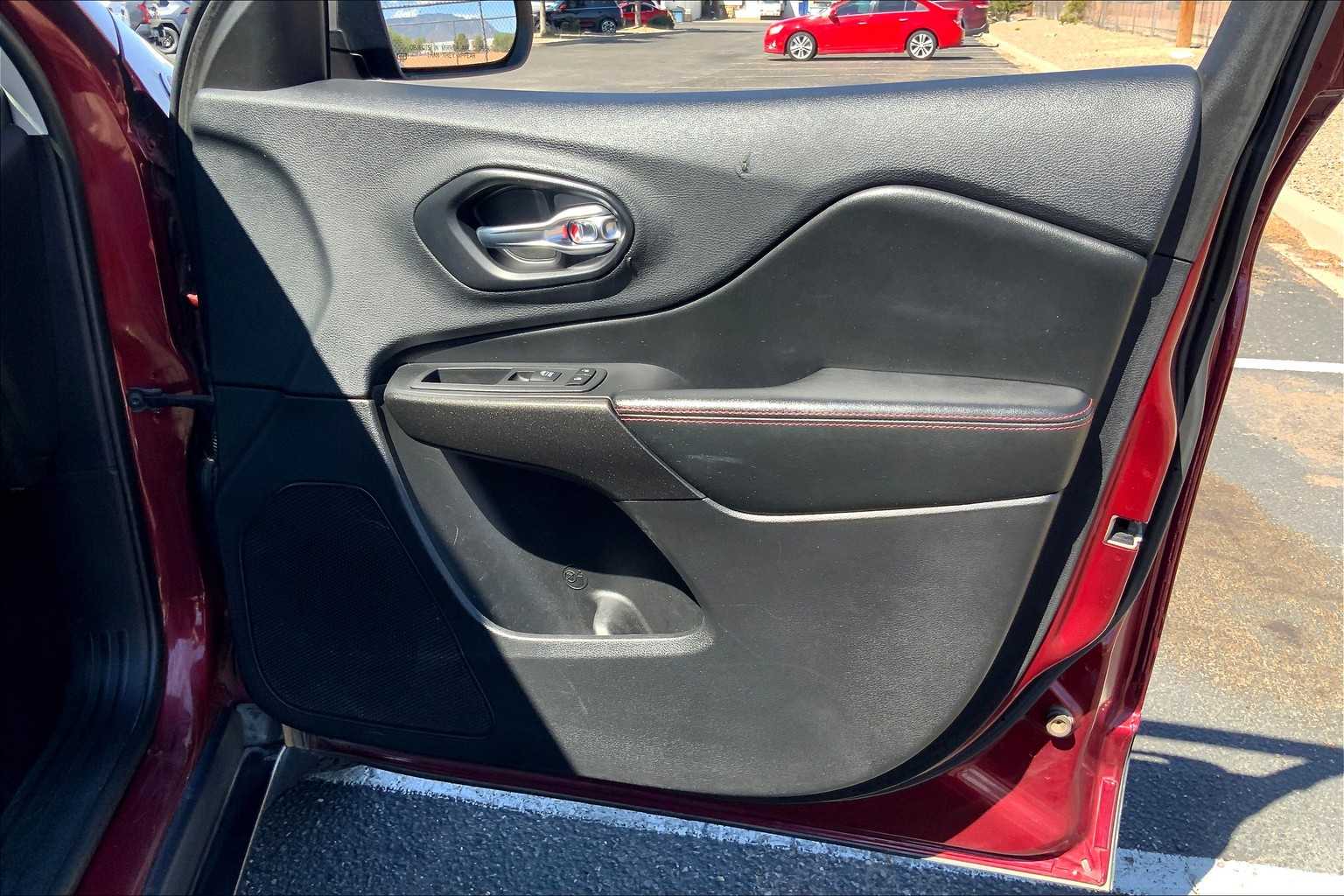 2019 Jeep Cherokee Trailhawk photo 19