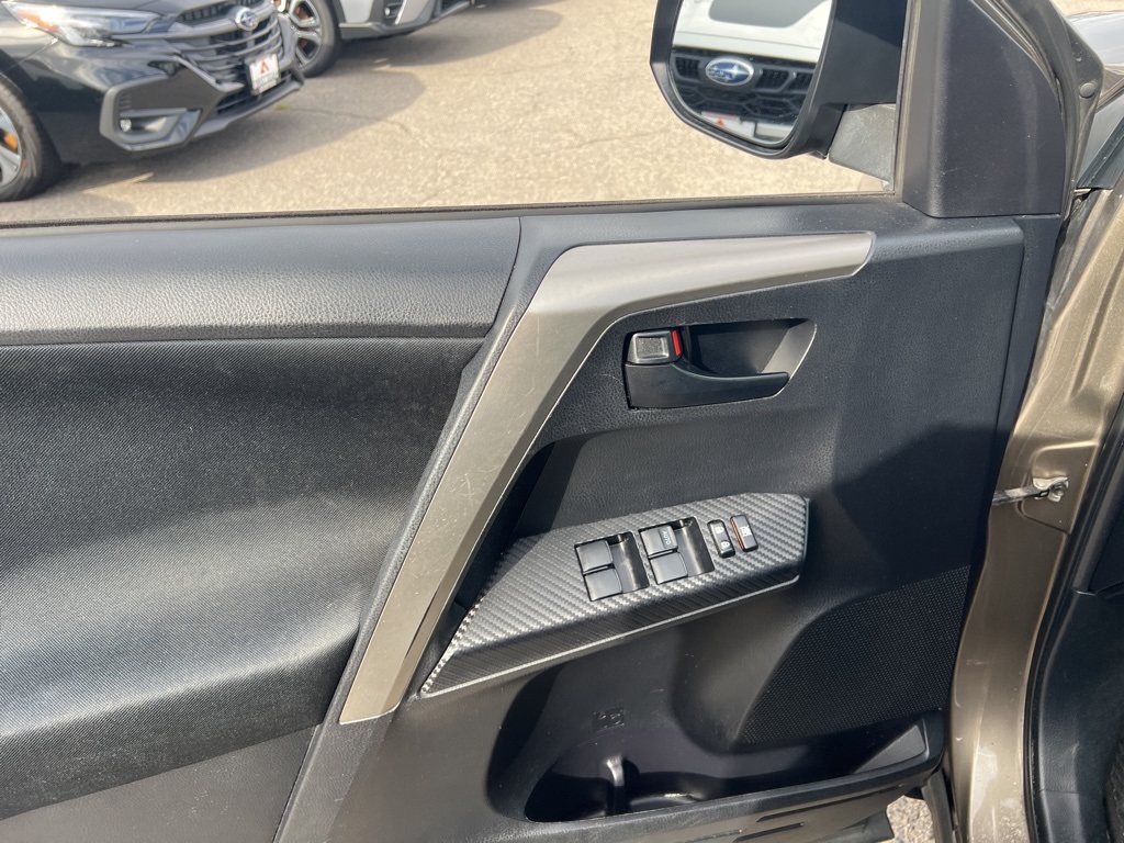2015 Toyota RAV4 LE photo 12