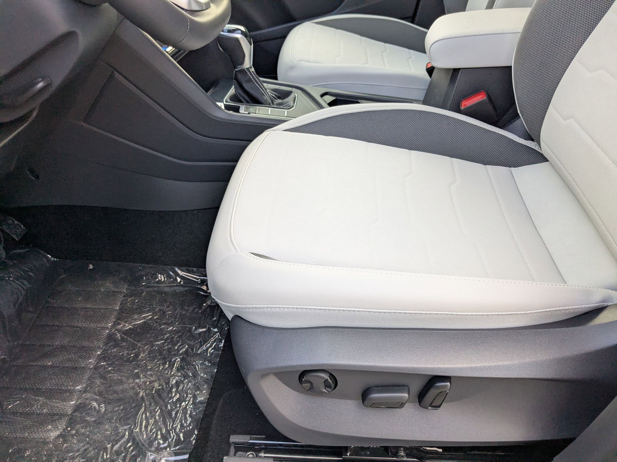 2025 Volkswagen Taos SE photo 2