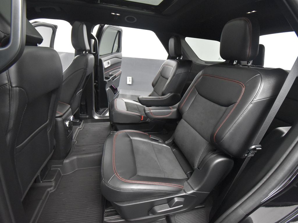 2024 Ford Explorer ST-Line photo 32