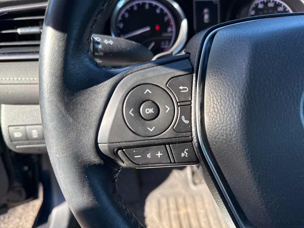 2020 Toyota Camry SE photo 11