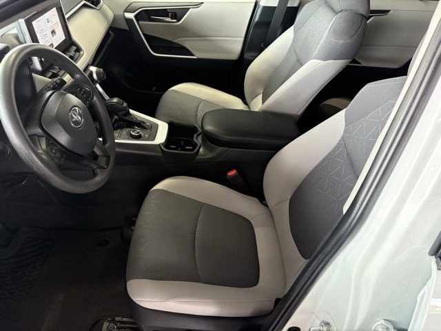 2023 Toyota RAV4 Hybrid XLE photo 9