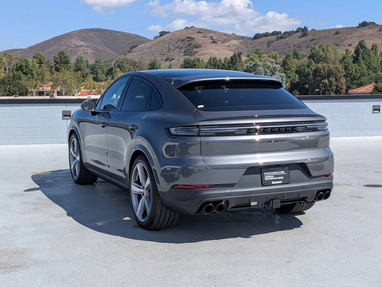 2025 Porsche Cayenne Coupe Base photo 3