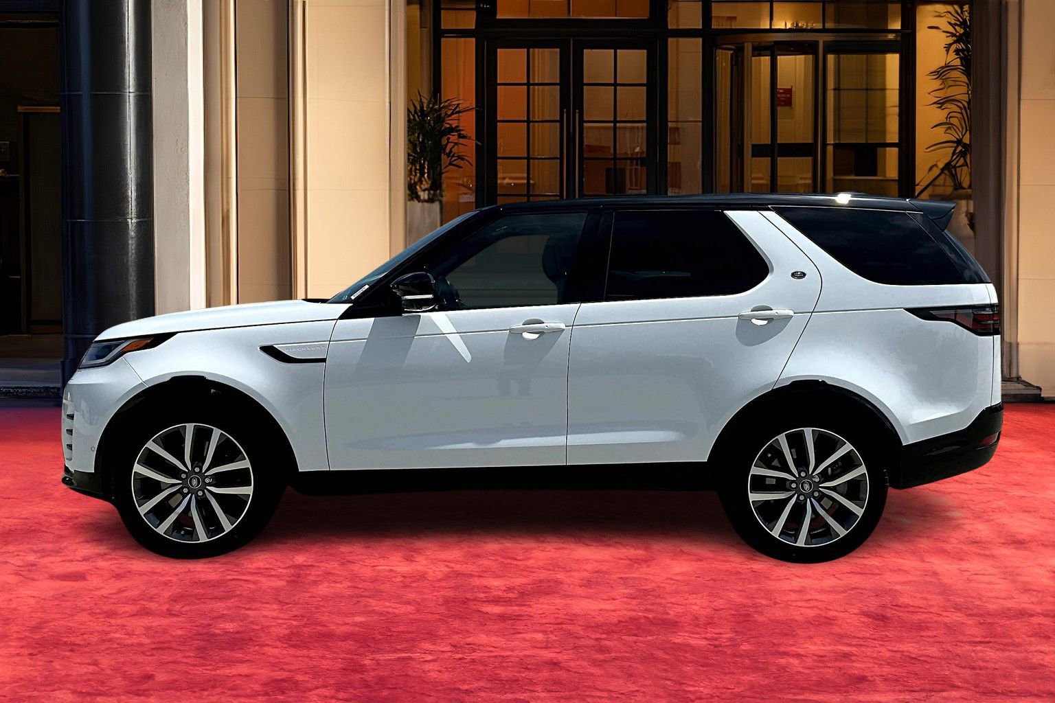 2025 Land Rover Discovery SE photo 3