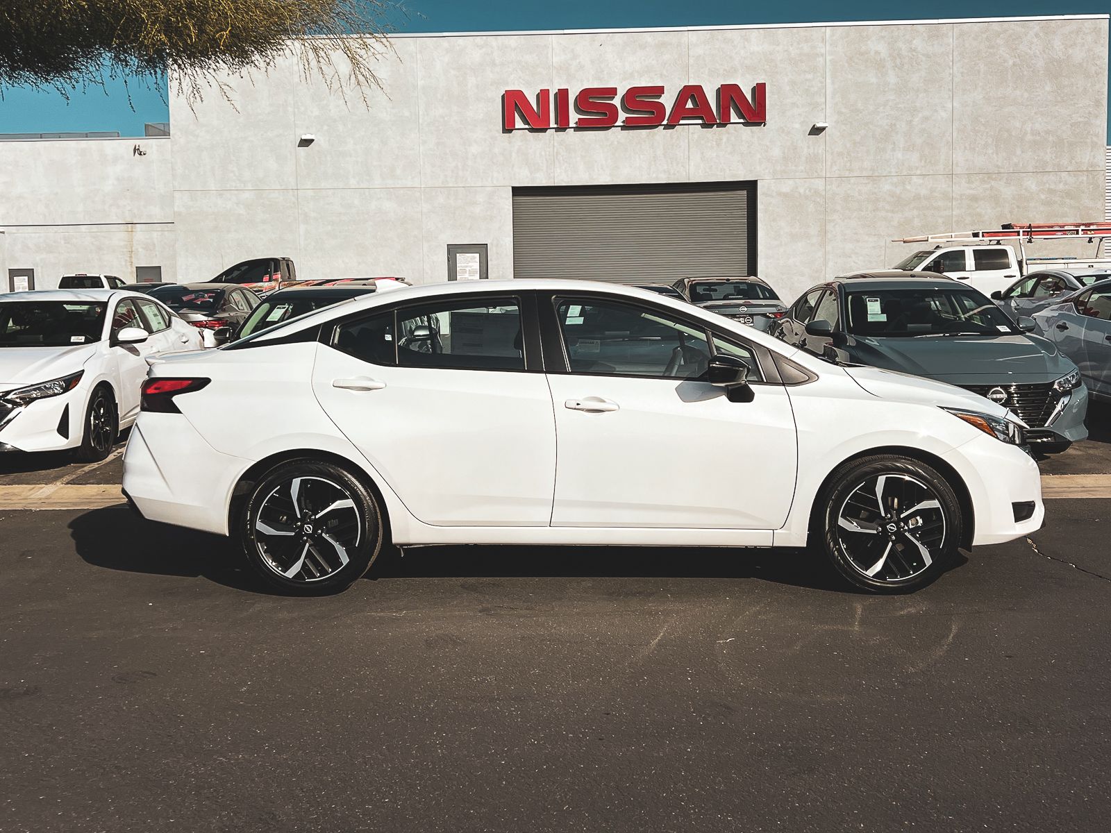 2025 Nissan Versa 1.6 SR photo 2
