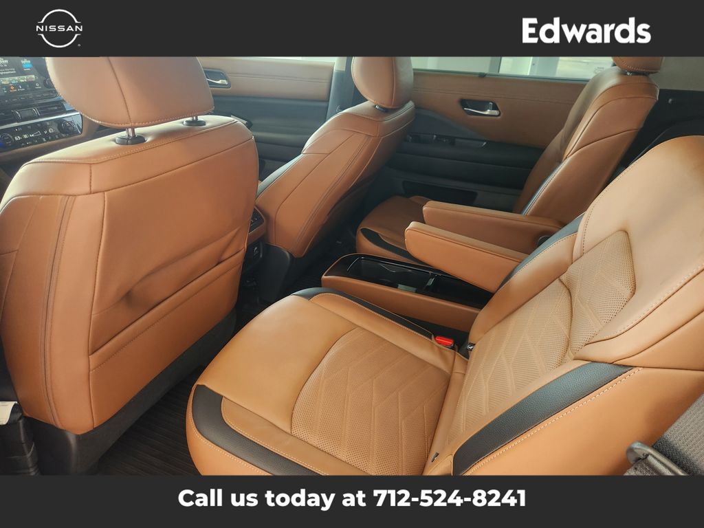 2023 Nissan Pathfinder Platinum photo 12