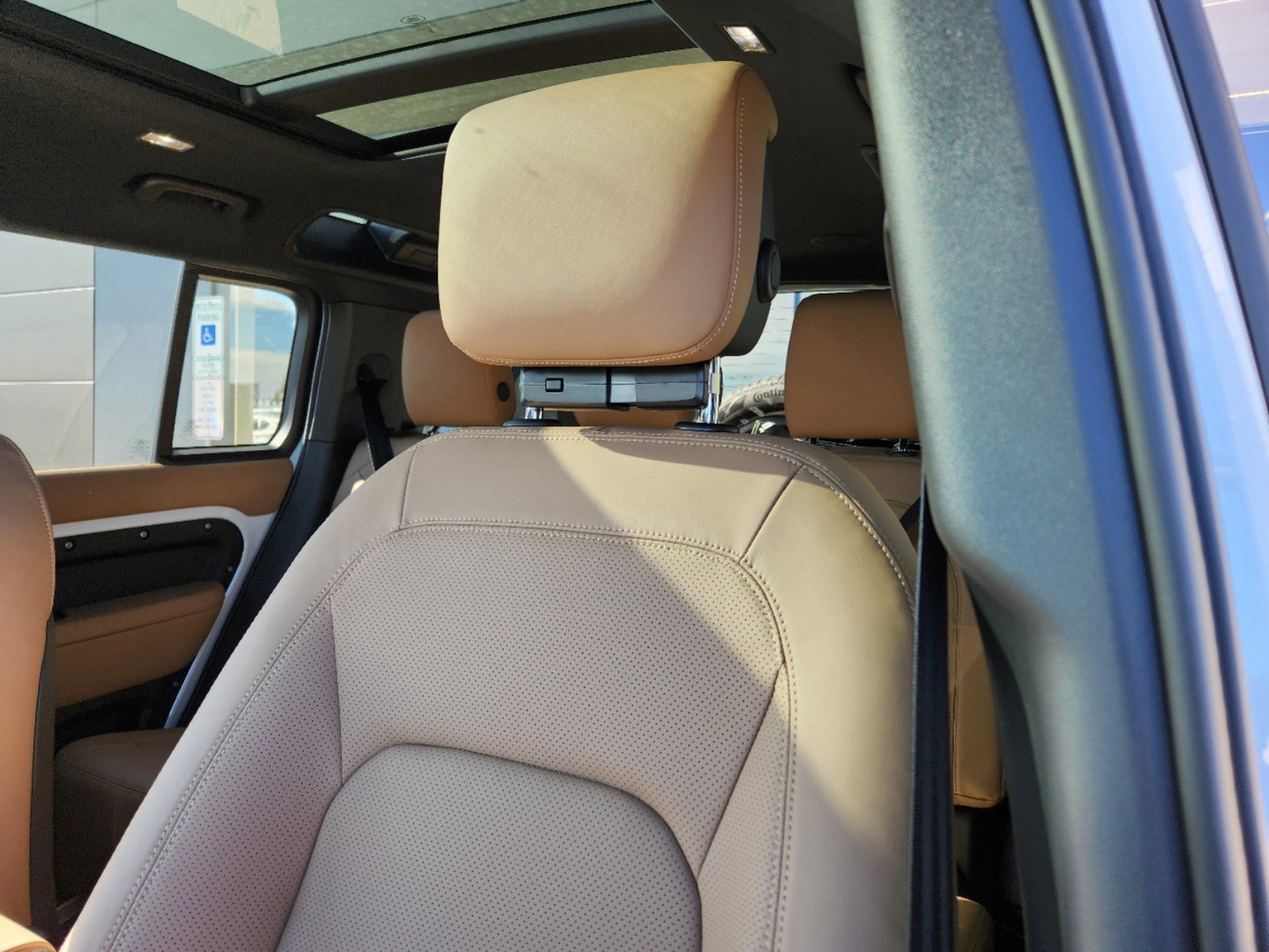 2025 Land Rover Defender 110 X-Dynamic SE photo 5