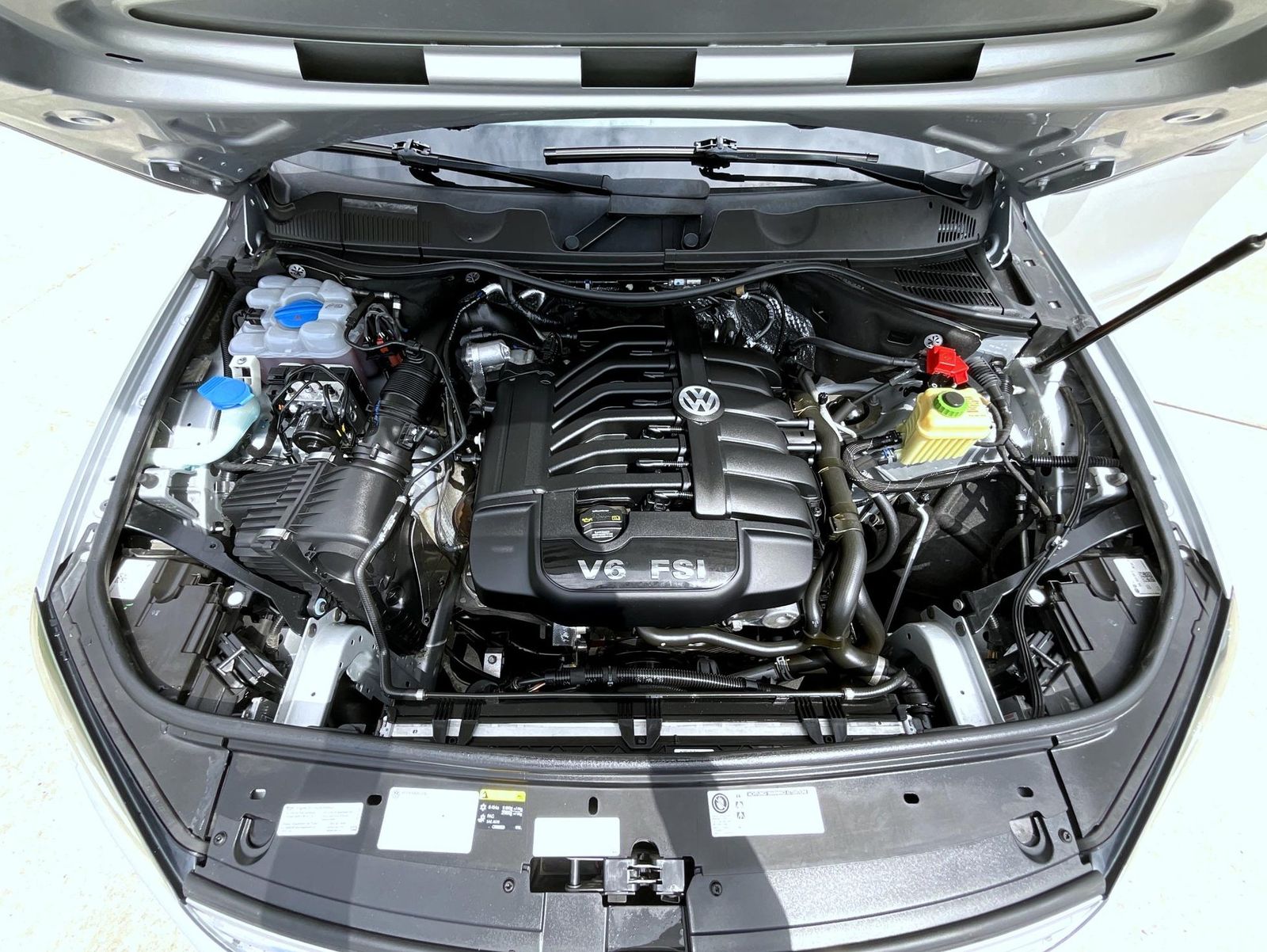 2017 Volkswagen Touareg V6 Sport photo 19