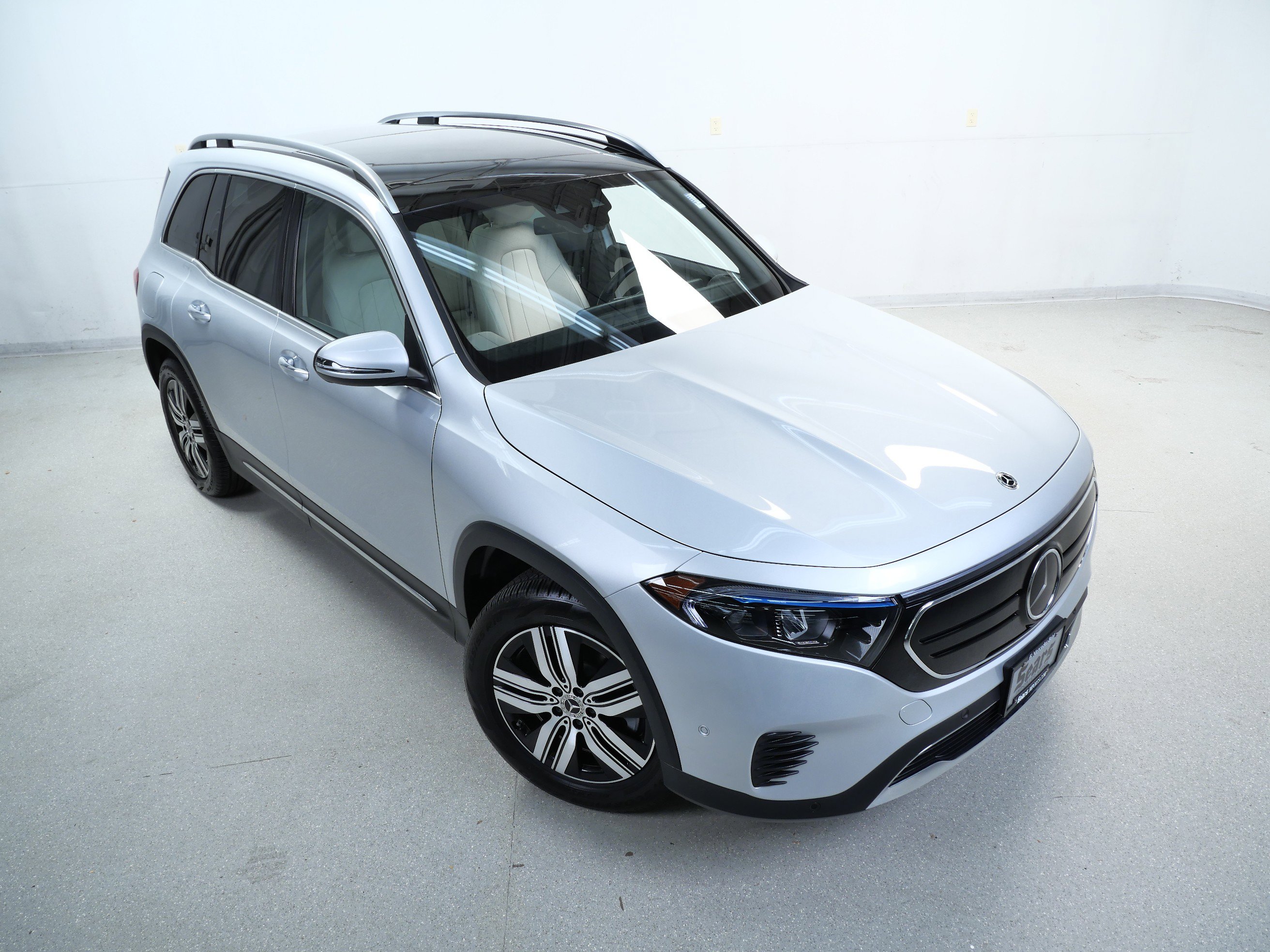 2023 Mercedes Benz EQB 300 4MATIC photo 3