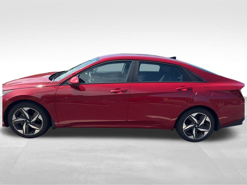 2023 Hyundai Elantra SEL photo 2
